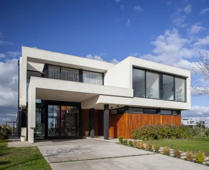 Casa moderna con volúmenes blancos y revestimiento de madera — proyecto Casa BJM, por Vanguarda Arquitectos, en Belén de Escobar