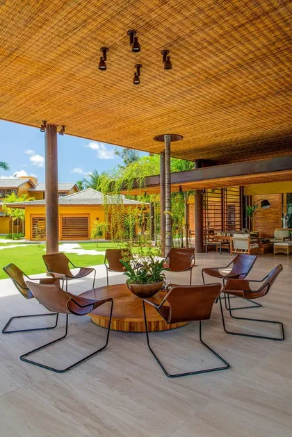 Patio con sillones de cuero bajo pergola de madera, jardin y piscina — proyecto Casa Interlagos , por Arquitetura Paulo Melo E Paulo