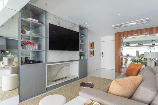Living moderno con TV empotrada, muebles grises y vista ciudad — proyecto Apartamento Martese I, por Bordin E Soares Interiores