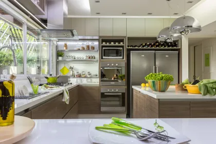 Cocina moderna con isla, ventanales amplios y mucha luz natural — proyecto Piso en Belgrano II, por Gutman+Lehrer Arquitectas, en Belgrano