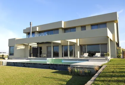 Casa moderna con piscina y grandes ventanales — proyecto Moderna Seducción, por Apaarquitectura, en Tigre