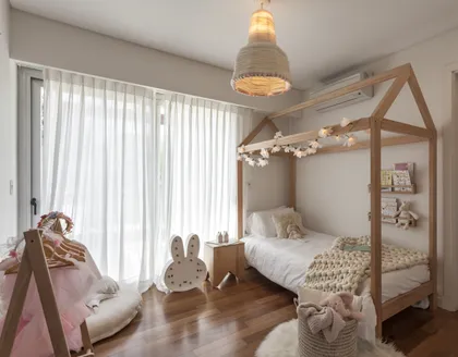 Habitación infantil escandinava con cama casita y cortinas blancas — proyecto Abril, por Judith Babour, en Guillermo Enrique Hudson