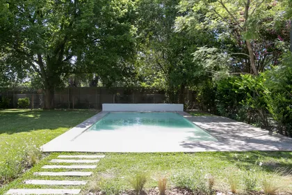 Piscina rectangular moderna al aire libre con deck de madera y jardín — proyecto Bosque Chico, por Estudio Arq. María Sioli, en Garin