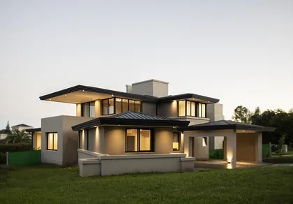 fachada moderna de hormigon y cristal con luces integradas — proyecto Casa Frank, por CYMA- arquitectura en equipo
