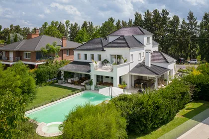 Casa moderna con piscina y jardín exuberante — proyecto Propiedad en Tigre, por MARCO GUOLI PHOTO, en Tigre