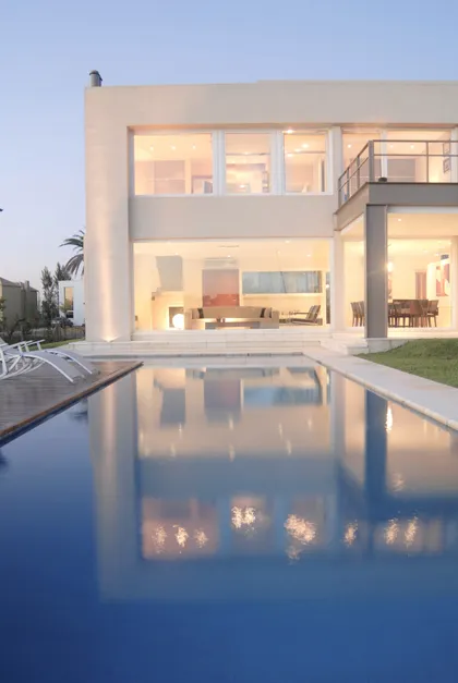 Casa moderna con pileta y reflejos de luz — proyecto CASA CASTORES, por Ramirez Arquitectura, en Nordelta