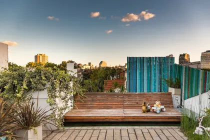 Terraza urbana con deck de madera y vista a la ciudad — proyecto M4, por Etunez, en Buenos Aires