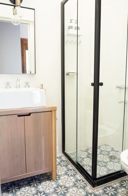 Baño moderno con mueble de madera, suelo estampado y ducha de cristal — proyecto Pliar Green, por Equipe, en Pilar