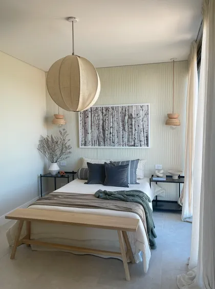 Dormitorio nórdico moderno con luz natural y lámpara de tejido — proyecto El Secreto, por Grupo Pauta Arquitectura, en Tigre