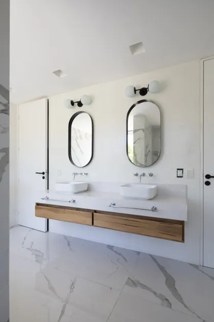 Baño moderno con doble lavabo y vanitory de madera flotante — proyecto CASA BaCa, por Alfredo Orfila arquitectura, en Benavidez