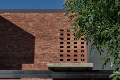 fachada de ladrillos con patron geometrico y sombra — proyecto CASA HC, por Daniel Daniele - Oficina de Arquitectura, en Canning