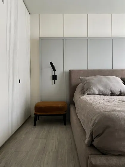 Dormitorio moderno minimalista con paneles en pared y luz integrada — proyecto Pampa, por ABEJA CONCEPT, en Belgrano