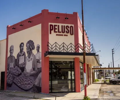 Fachada comercial con mural y cartel destacado PELUSO — proyecto Panaderia Peluso, por Ailén Lucero Arquitectura, en La Plata