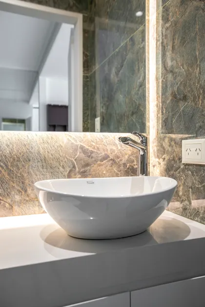 Baño moderno con bacha de cerámica blanca y grifería cromada — proyecto Obra Martinez A, por Arq. Lourdes Yarade Saravia, en Martínez