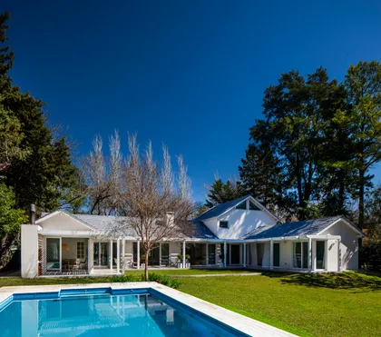 Casa moderna con piscina expansiva y vegetación exuberante — proyecto Highland, por Lala Loviscek arquitecta, en Pilar
