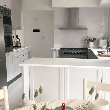 cocina moderna escandinava con isla y muebles blancos — proyecto Sucre, por Senta, en Belgrano