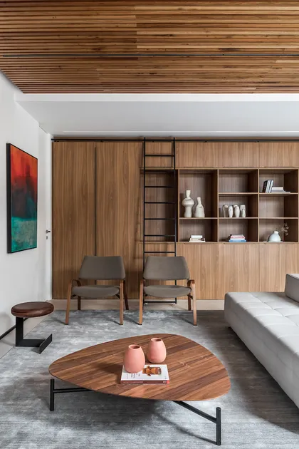 Sala de estar moderna con techo de madera y mobiliario integrado oscuro — proyecto Bidese Gourmet, por Boscardin Corsi Arquitetura