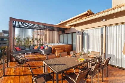 Terraza moderna con deck de madera y pergola, mobiliario contemporaneo — proyecto CASA RR, por Frederico Bicalho Arquitetura