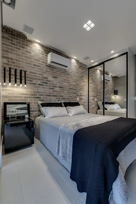Dormitorio moderno con pared de ladrillo gris y espejo de piso a techo — proyecto ESTUDIO RC, por Marcia Debski Interiores