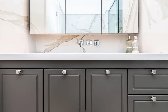 Baño contemporáneo con muebles grises, mesada mármol y espejo de tres cuerpos — proyecto Apartamento Vila Leopoldina V, por Bordin E Soares Interiores