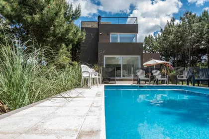Casa moderna con piscina y jardín exuberante — proyecto Casa Marítimoo 2 - 27, por Jr Foto Arquitectura