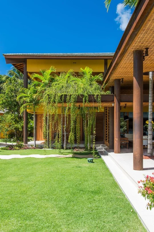 Casa contemporánea con patio, pergola y jardinería vertical exuberante — proyecto Casa Interlagos , por Arquitetura Paulo Melo E Paulo