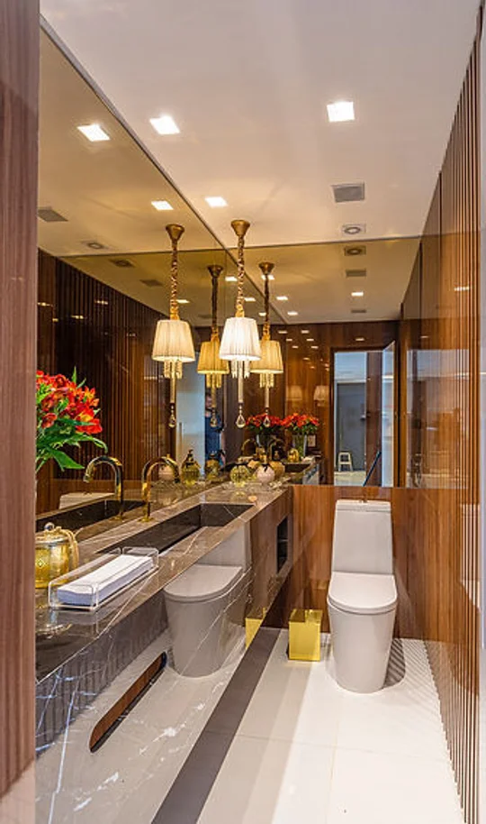 Baño moderno con doble vanitory mármol, espejos y madera oscura — proyecto Apartamento Martese I, por Bordin E Soares Interiores