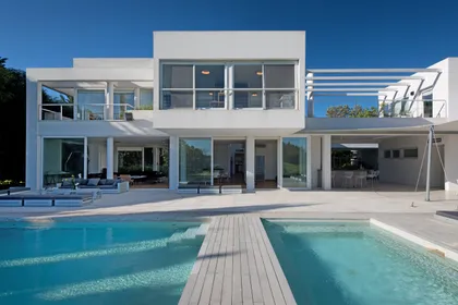 casa moderna con piscina y deck de madera — proyecto OX8 - Casa en Martindale, por MLS Estudio, en Martindale Country Club