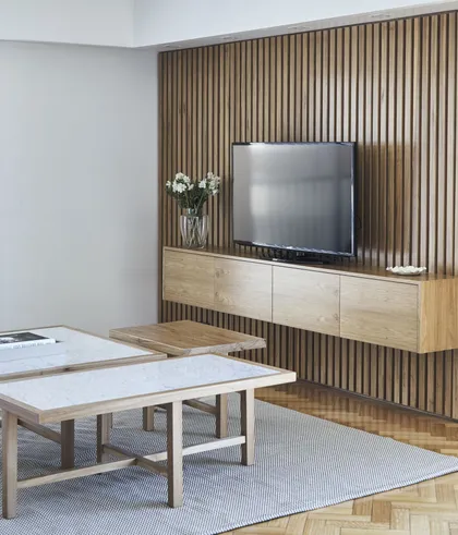 Living moderno con pared de listones de madera y mueble flotante — proyecto Proyecto Virrey del Pino, por URBANO estudio, en Belgrano