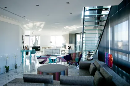 Living moderno con escalera flotante y alfombra geométrica — proyecto Apartamento Cidade Jardim, por Brunete Fraccaroli