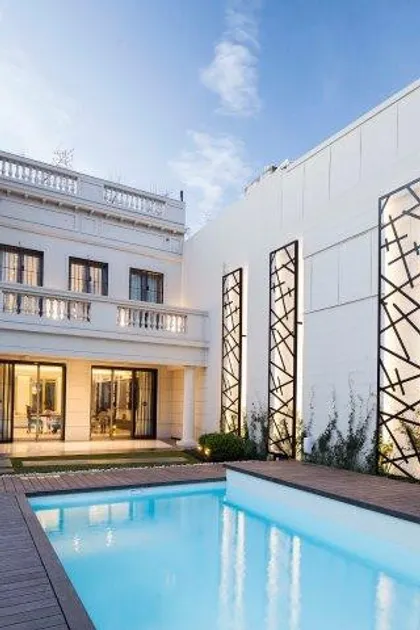 casa moderna con piscina y patio — proyecto Casa PMorán, por Vanguarda Arquitectos, en CABA