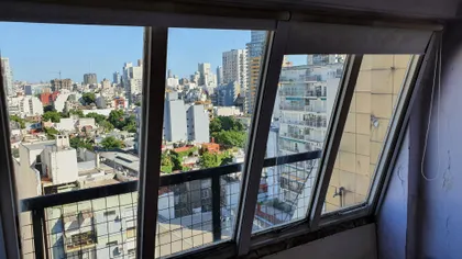 Vista urbana desde balcón de departamento moderno, con grandes ventanales — proyecto Aberturas DVH PVC - Reemplazo, por RenovArqui, en Palermo
