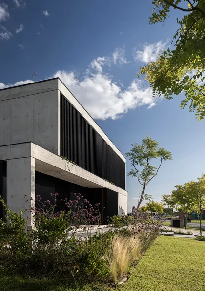 Casa moderna hormigon con jardin, fachada ventilada y vegetacion — proyecto CASA CONSERVATORIO, por GMARQ, en Belén de Escobar