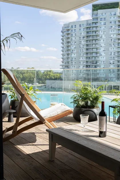 Terraza moderna con deck de madera y vista a la ciudad — proyecto Ivan Nahas, por Gaby Alfonso, en B1648 Tigre