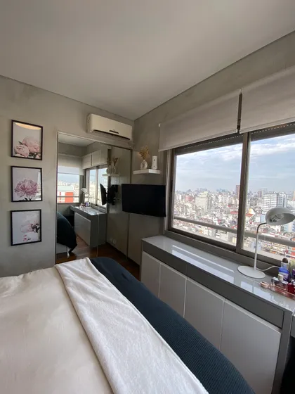 dormitorio moderno con vista urbana y almacenamiento integrado — proyecto Bustamante, por MDBK Arquitectura, en Palermo