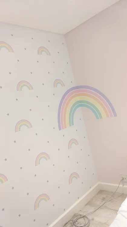 Habitación infantil con pared temática de arcoíris y estrellas — proyecto Empapelado Arco Iris, por Picma Empapelados, Murales, Esmerilados, Prints ,Papeles, en Canning