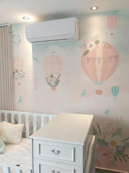 Habitación infantil con mural de globos aerostáticos y cuna blanca — proyecto Habitacion de bebe, por Picma Empapelados, Murales, Esmerilados, Prints ,Papeles, en Canning