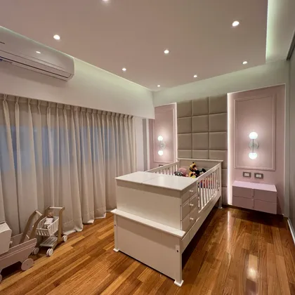 Habitación infantil moderna con cuna, panelado y cortinas — proyecto Cramer II, por MDBK Arquitectura, en Belgrano