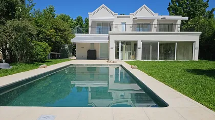 Casa moderna con piscina y jardín frondoso — proyecto Reforma V, por de Sautu Di Matteo arquitectos , en Canning