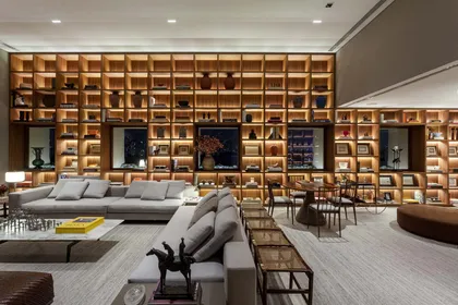 Living moderno con estanterías de madera integradas e iluminación cálida — proyecto COBERTURA UNIQUE, por DB ARQUITETOS
