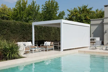 Pérgola moderna sobre piscina con área de estar al aire libre — proyecto TOLDER - PERGOLAS, por Argentina en Obra 2024, en Rincón de Milberg