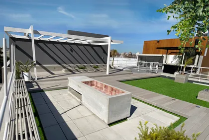 Terraza moderna en azotea urbana con parrilla empotrada — proyecto Terraza Andonaegui, por Hernan Goldfarb, en Buenos Aires