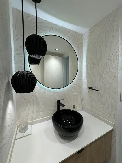 Baño moderno con bacha negra, luces colgantes y papel de pared tropical — proyecto Salguero II, por MDBK Arquitectura, en Palermo