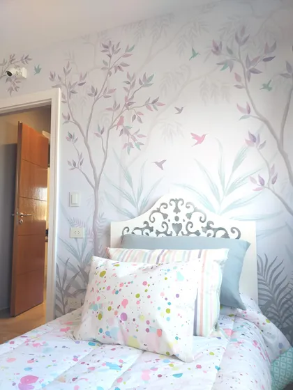 Dormitorio con mural botánico, ropa de cama salpicada y cabecero ornamentado — proyecto Habitacion de nena con arboles, por Picma Empapelados, Murales, Esmerilados, Prints ,Papeles
