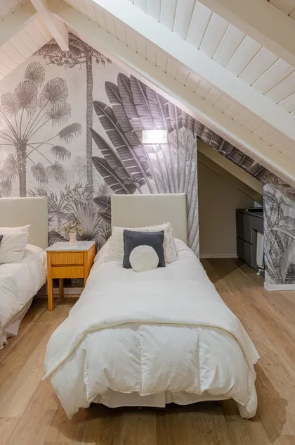 Habitación con dos camas y papel mural tropical — proyecto Proyecto Altillo, por efe arquitectura, en Ciudad de Córdoba