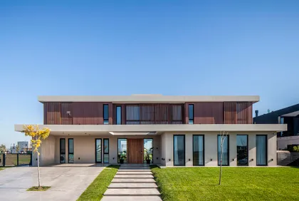 Casa moderna con fachada de madera y grandes ventanales en suburbio — proyecto CASA C313, por A'PRIMA - Arquitectura Sustentable, en Provincia de Buenos Aires