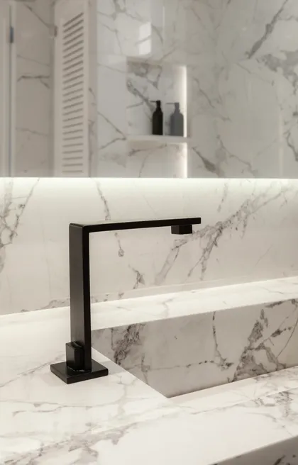Baño moderno con grifería negra y mármol — proyecto Alvear | Redefining luxury, por Ren Studio, en Recoleta