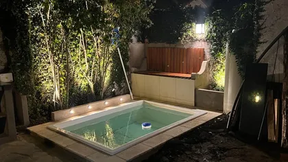 área de piscina moderna con jardín vertical y deck de madera — proyecto Don Bosco , por MC Deco , en San Isidro