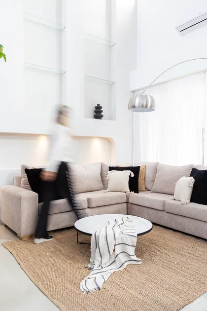 Living moderno minimalista con sofa beige y estanterías empotradas — proyecto Casa Canning, por Gaby Alfonso, en Canning