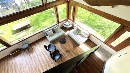Living moderno con vista al bosque y mucha madera — proyecto Casa Moctezuma (Mar del Plata) German Salas arquitectura, por German Salas arquitectura - San Isidro, en Mar del Plata